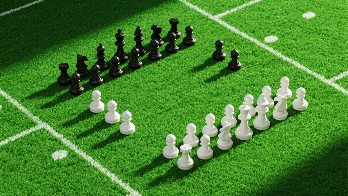 俯视视角的战术阵型示意：红蓝棋子在草坪上排布